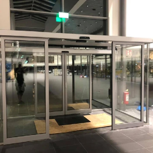 Två partier av automatiska skjutdörrar vid ingången till Porschecenter Jönköping.