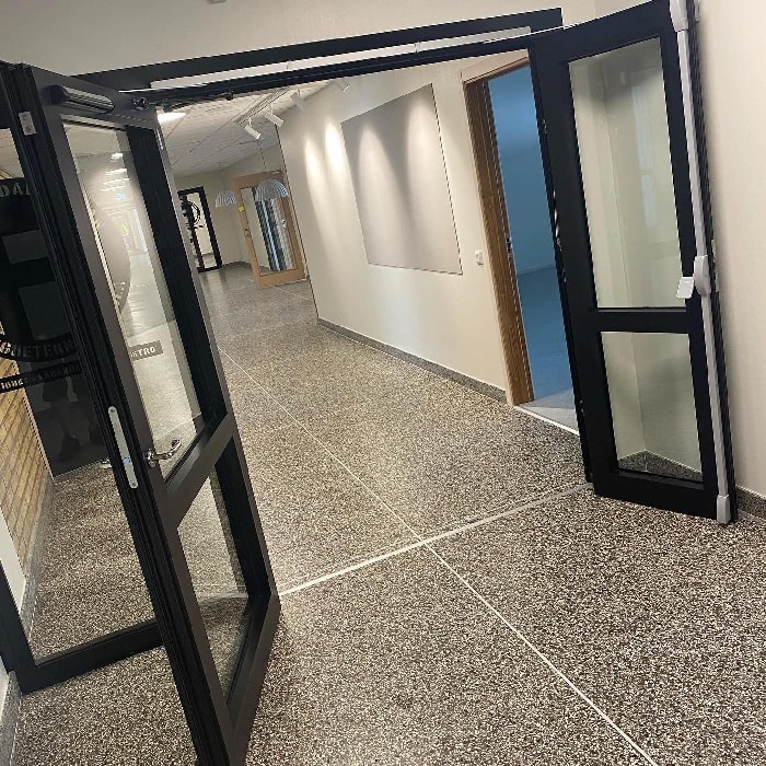 Dubbeldörrar i Fredriksdalsskolan i Lidköping.