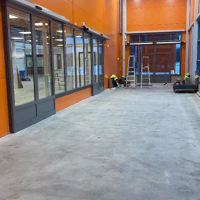 Dörrar till kundinången på Hornbach i Trollhättan.