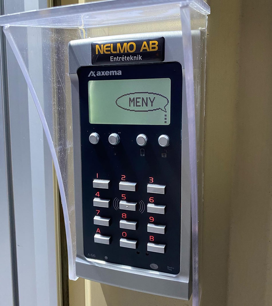 Närbild på en passersystems panel från Nelmo AB