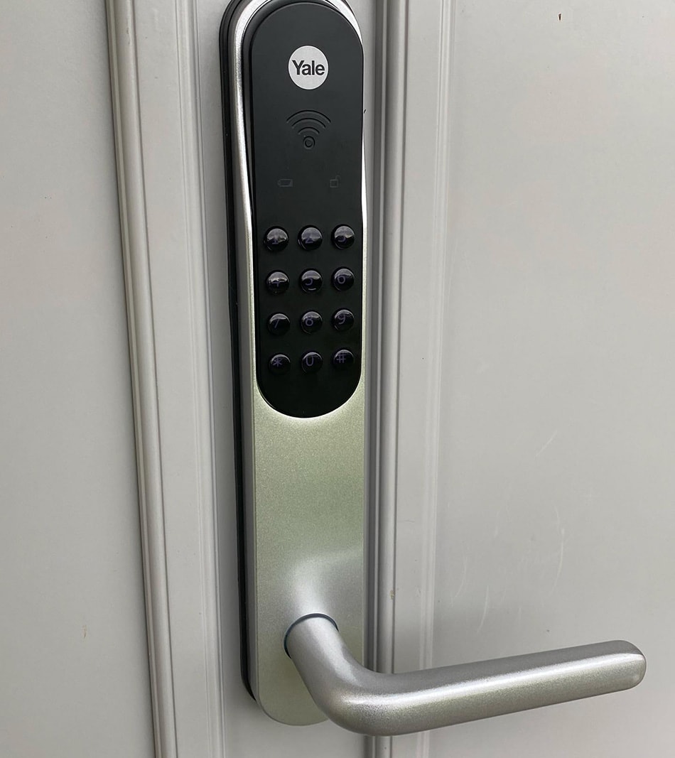Närbild på ett digitalt lås från Yale Doorman.